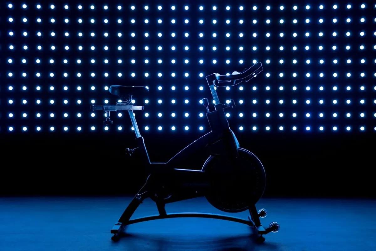 Cyclist training hard indoors following an interval protocol